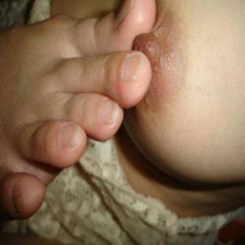Susu mulus tante putingnya di cubut pake jempol kaki